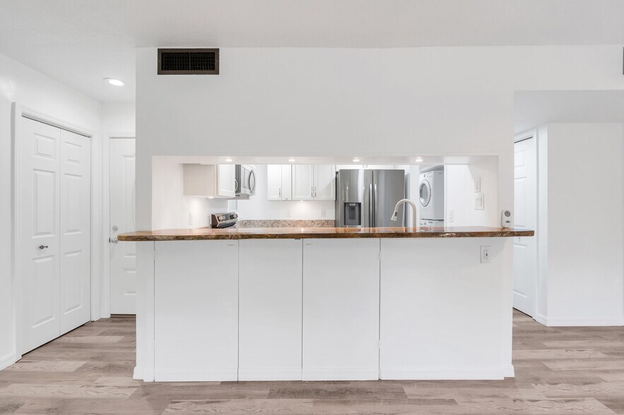 kitchen - 1051 S Highland St