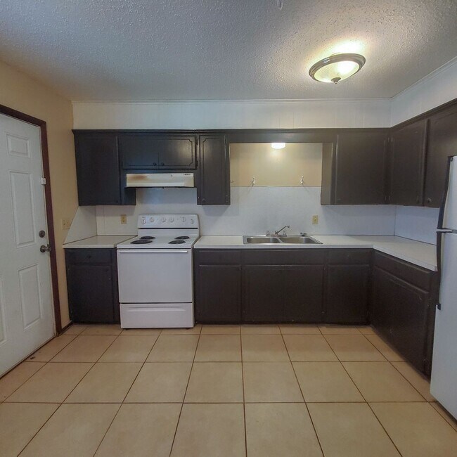 Building Photo - 2429 N Market Ave