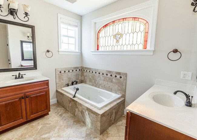 Building Photo - 5 bedroom home