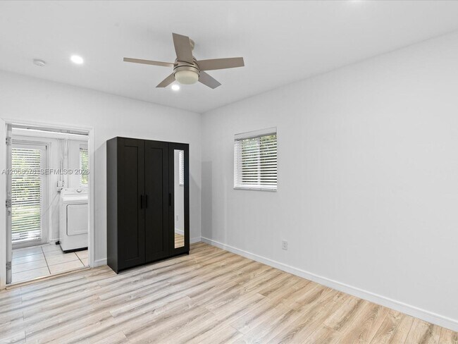 Building Photo - 5406 S Le Jeune Rd