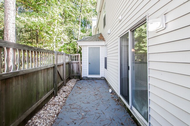 Building Photo - 2 Bedroom 2.5 Bathrooms in South Chesapeake