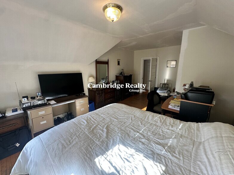 Building Photo - 147 Willow Ave