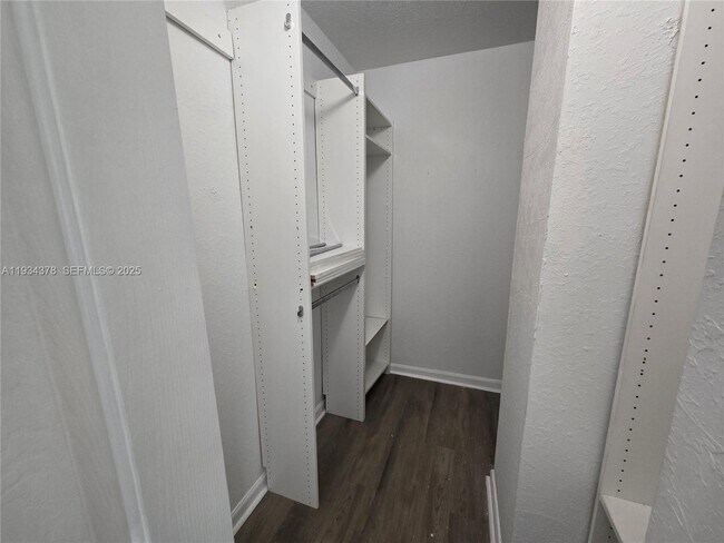 Building Photo - 1410 SE 24th Ct