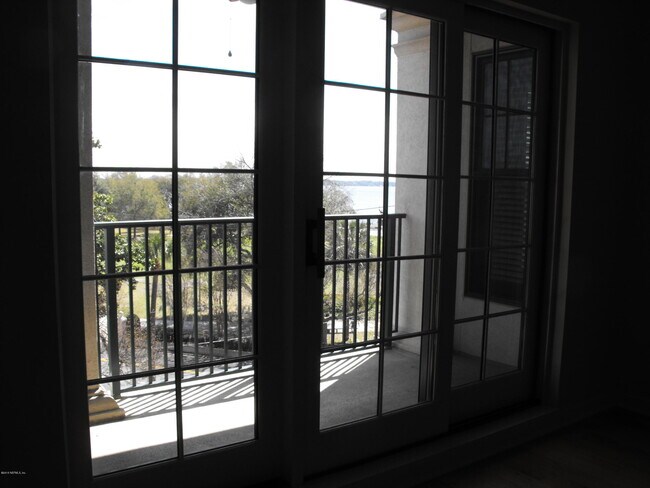 Building Photo - 1661 Riverside Ave