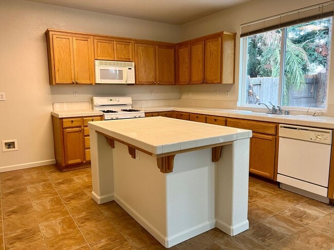 Building Photo - Beautiful and Spacious 5 bed/ 4 bath home ...