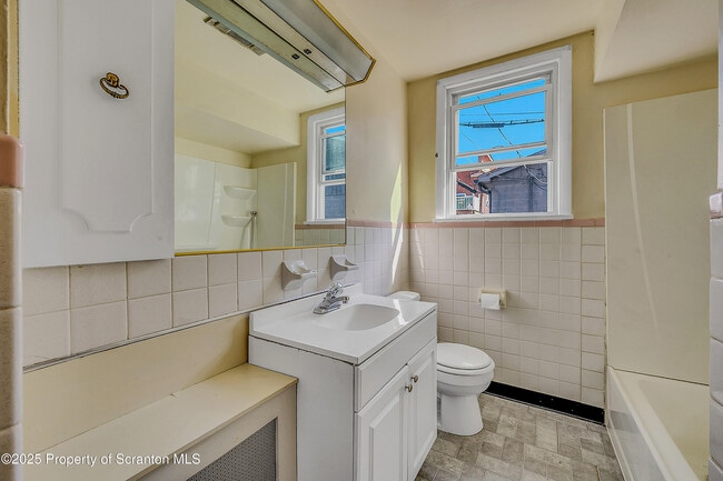 Building Photo - 398 Winola Ave