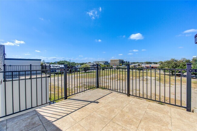 Building Photo - 2928 El Fenice Ln