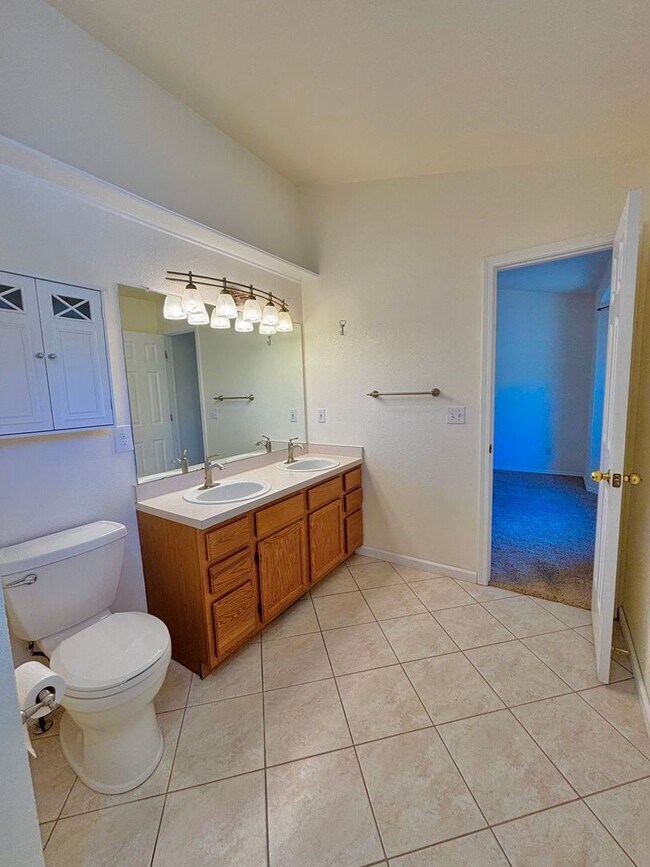 Building Photo - Spacious 3-Bedroom Condo in Prime Golden Location!! Available Now!!