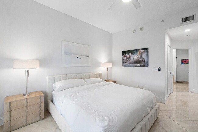 Building Photo - 701 S Olive Ave