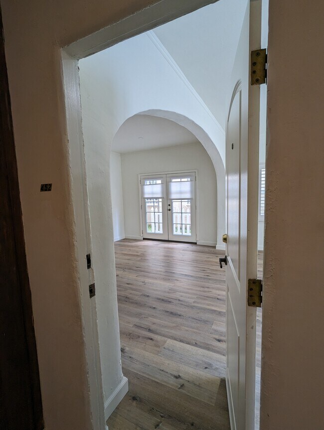 Building Photo - 452 S Oakhurst Dr