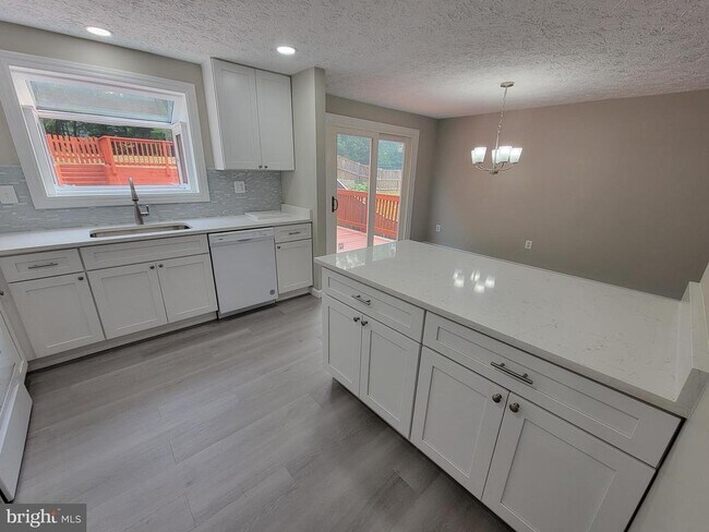 Building Photo - 7598 Springfield Hills Dr