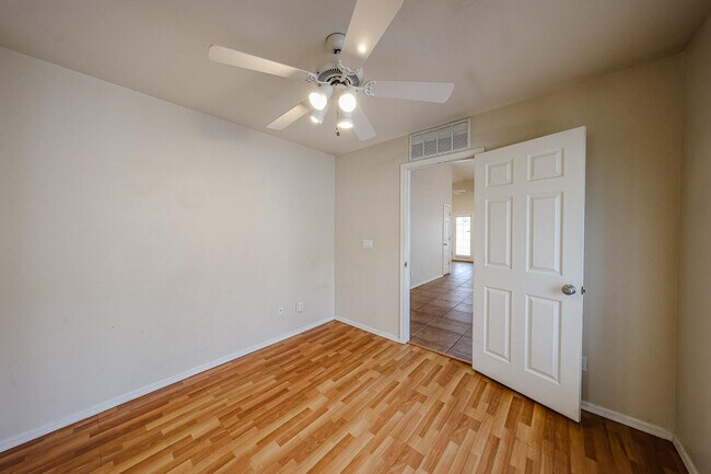 Building Photo - 10935 W Ruth Ave