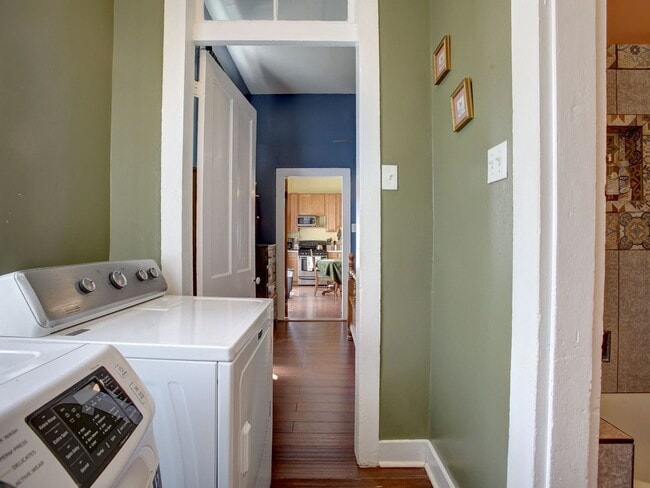 Building Photo - 617 Lyons St