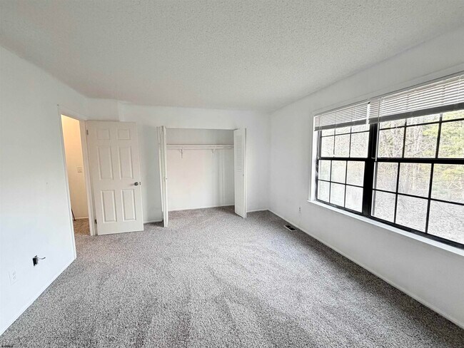 Building Photo - 53 Greenwich Dr