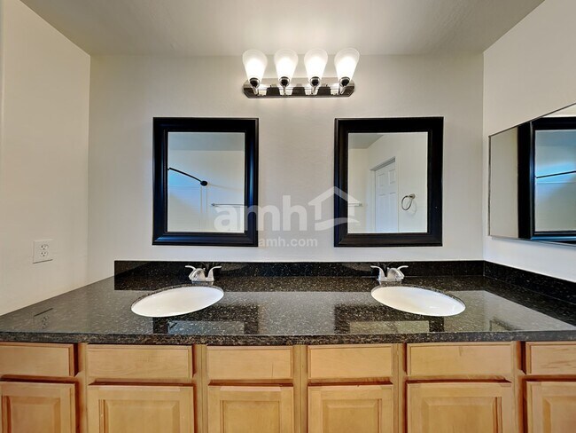Building Photo - 3005 W Ferruccio Pl