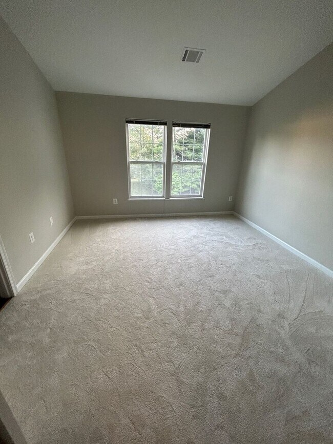 Building Photo - 3 BED + 3 Bath - Brick front townhome in P...