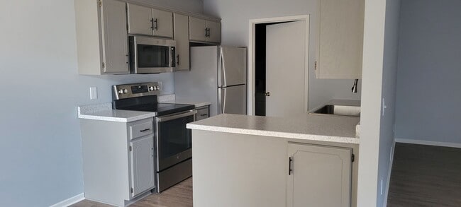 Building Photo - Newly Refreshed 2 bedroom in HOA