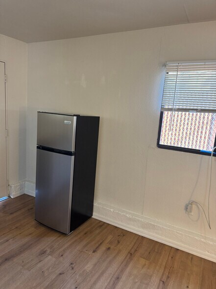 Building Photo - 1540 E Miles St