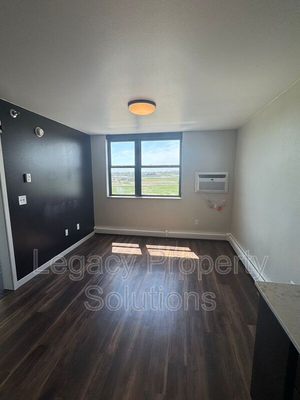 Building Photo - 202 E Greenfield Ln