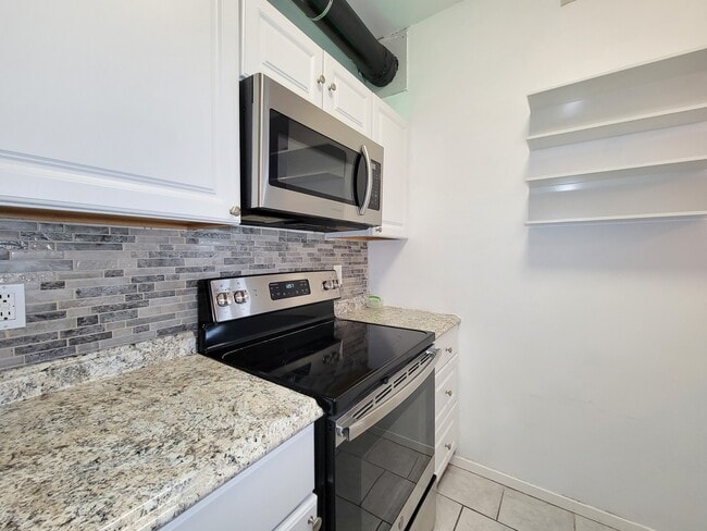 Building Photo - 7119 N Holiday Dr