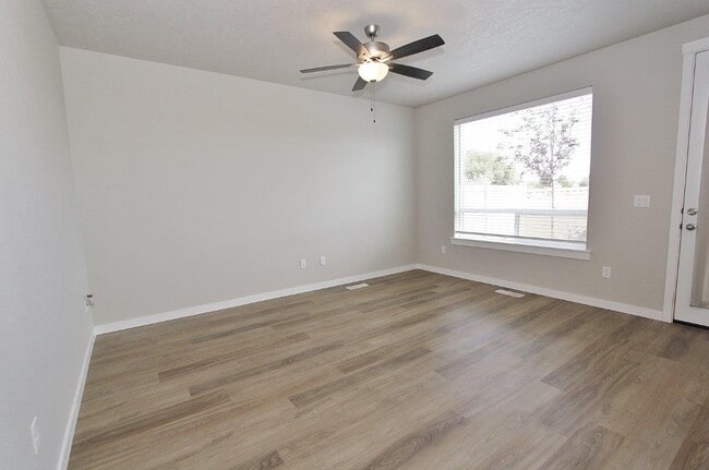 Building Photo - 496 N Tessa Ln