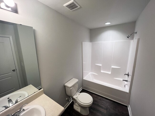 Building Photo - Beautiful 3 bedroom, 2 1/2 bathroom home i...