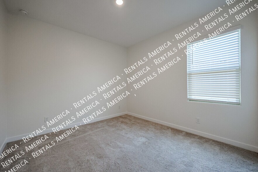 Building Photo - 9718 E Tahoe Ave