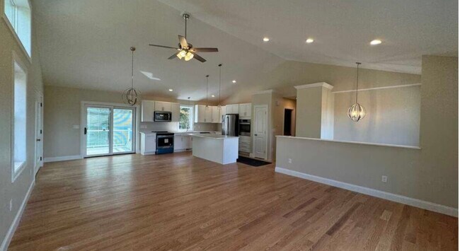 Building Photo - 58 Pleasant St