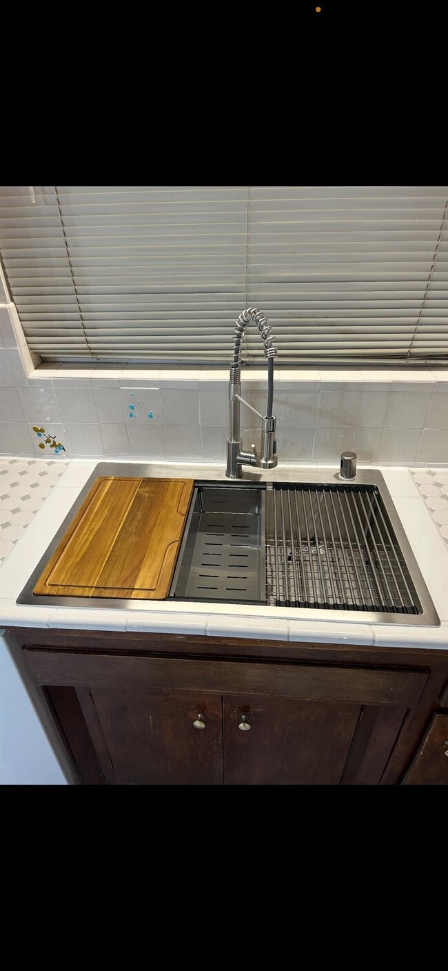 Building Photo - 902 F St