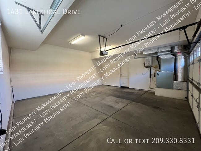 Building Photo - 1431 Lakeshore Dr