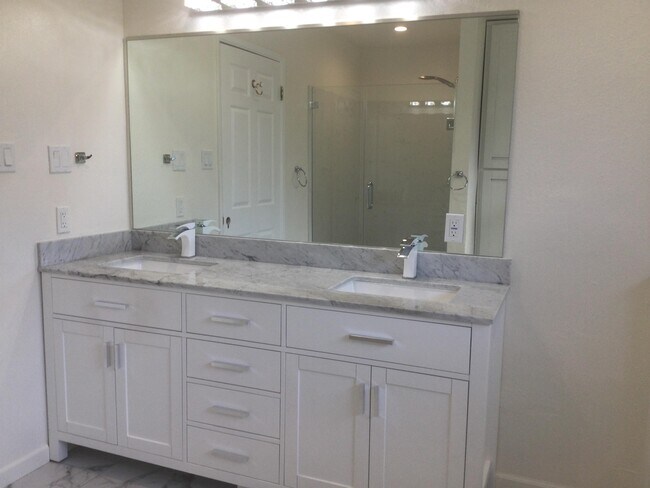 Building Photo - 55 Del Monte Dr