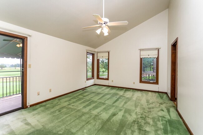 Building Photo - Charming home with Golf Course Views!!!