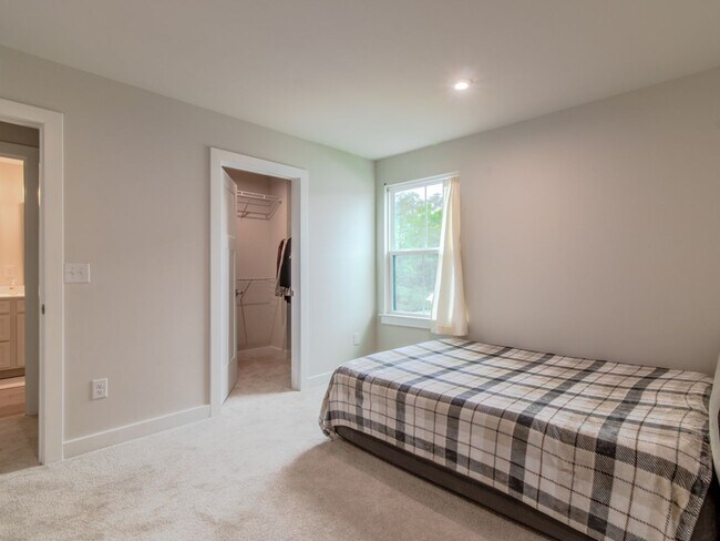 Building Photo - WINTER RENTAL - 3 BED 2.5 BATH SINGLE FAMI...