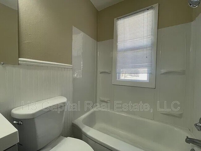 Building Photo - 711 N 28th St