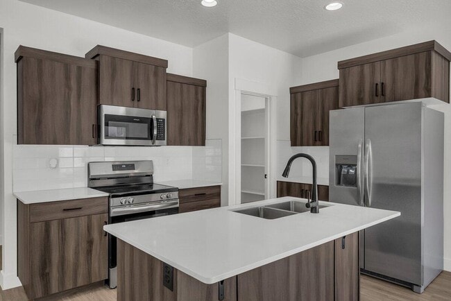 Building Photo - Stunning End-Unit in South Desert Townhomes