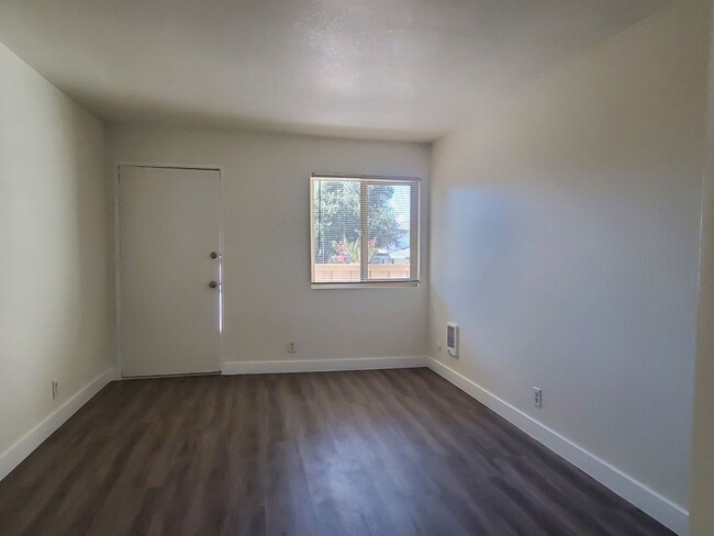 Building Photo - Spacious Condo, Underground Parking, Fresh...