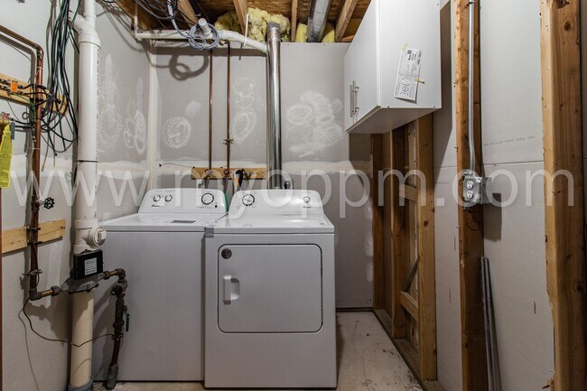 Building Photo - Stunning 3 Bedroom / 2 Bathroom Home | Mil...