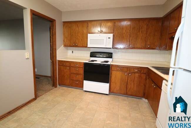 Building Photo - Large Duplex in Country Club Neighborhood!
