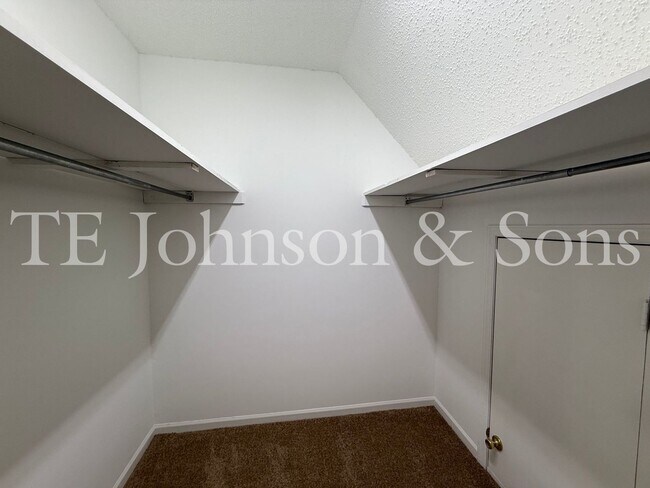 Building Photo - Charming 3-Bedroom Home with Spacious Yard...