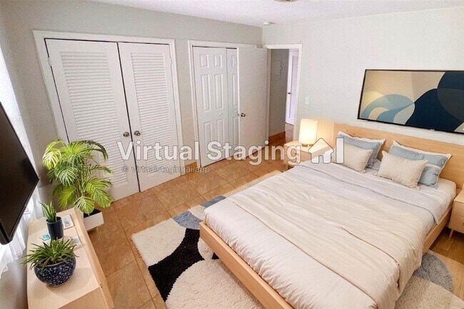 Building Photo - 1821 NE 56th St