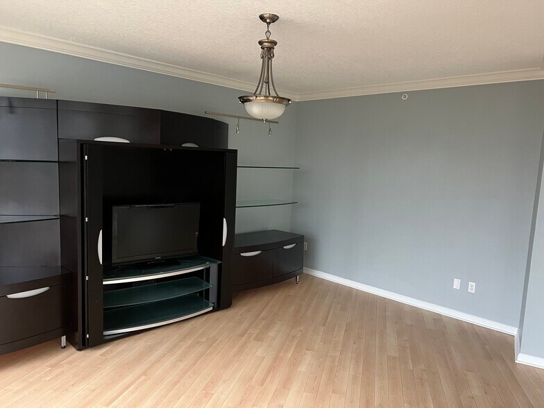 Living room - 322 E Central