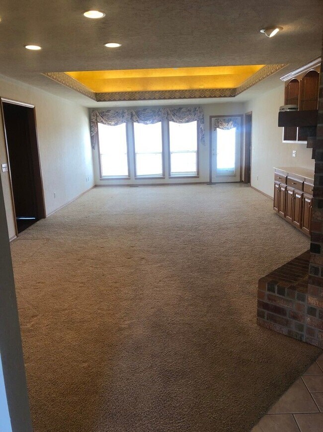 Building Photo - 521-523 E Rogers Dr