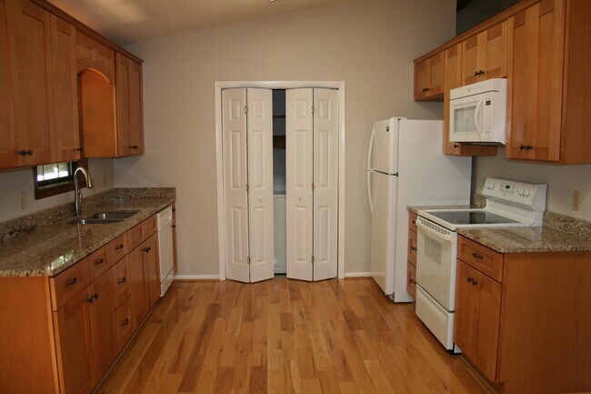 Building Photo - 64 Pine Tree Ln