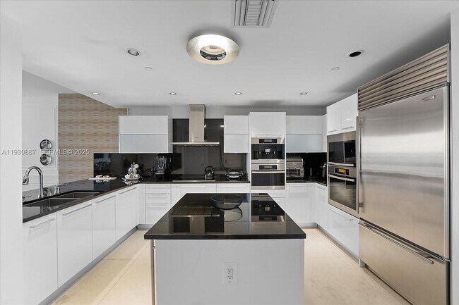 Building Photo - 17121 Collins Ave