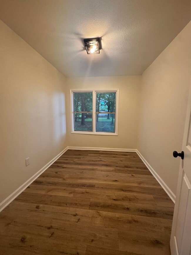 Building Photo - 3 Bed / 1 Bath between Jonesboro and Lake ...