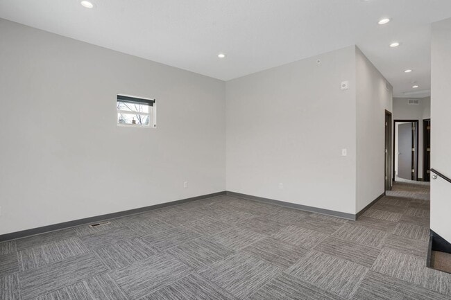 Building Photo - 1129 SE 8th St
