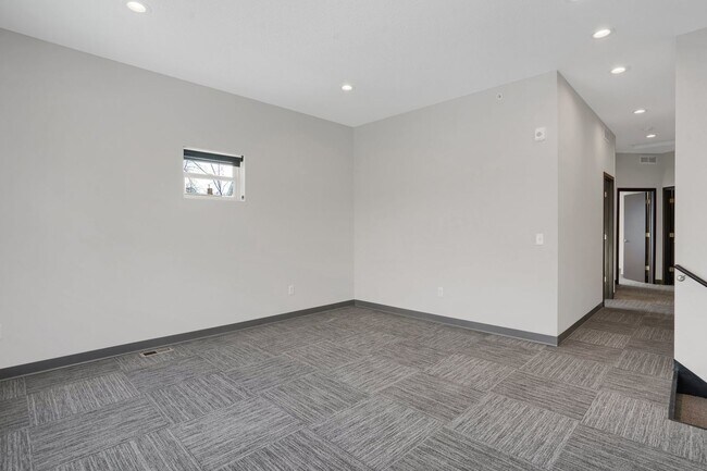 Building Photo - Spacious Brand New 8 Bed + 4 Bath near U of M!