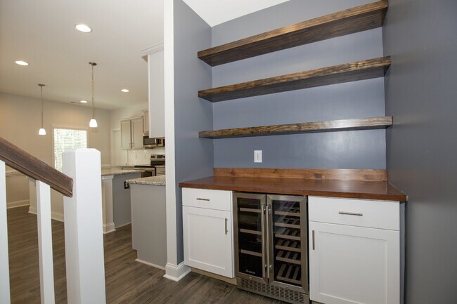 Building Photo - Charming 4 Bedroom Rental Home with Spacio...