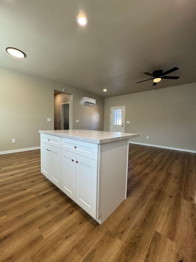 Building Photo - 627.5 N Sacramento St