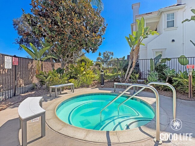 Building Photo - Beautiful 2B/2.5BA Townhouse in Oceanside w/ Washer/Dryer, Attached Garage, and AC!